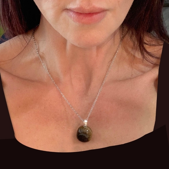 1 Tiger's Eye Tumbled Pendant on Chain - Picture 3 of 4